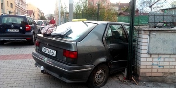 Auto po střetu projelo plotem