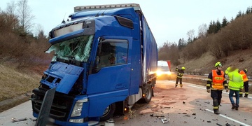 Střet nákladních vozů na dálnici D5