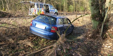 Vylétl ze silnice a trefil pařez