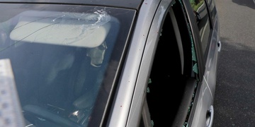 Řidič chovající se jako psychopat se ženě vyřádil na autě i telefonu