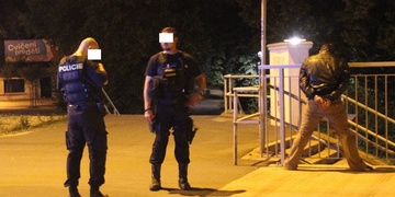 Vyhoštěný cizinec na pervitinu ujížděl a pak se popral s policisty