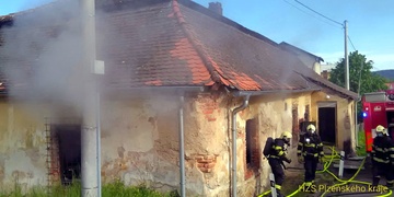 Hasiči právě likvidují požár domu