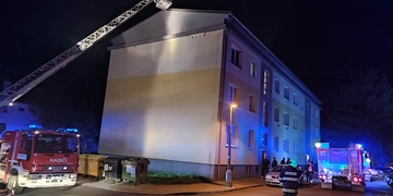 Noční požár bytového domu