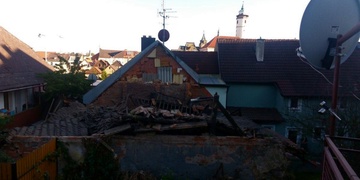 V Domažlicích se zřítila budova