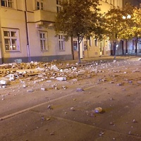 Ranní pád části domu je obecné ohrožení