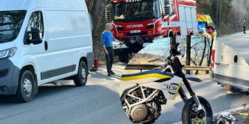 Střet motocyklu s dodávkou