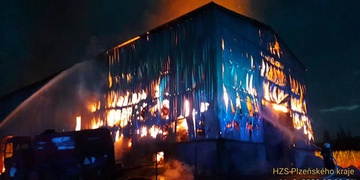 Shořela hala se senem