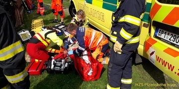 Vyproštění muže zpod multikáry