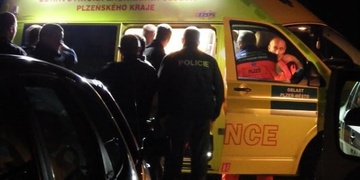 Bulhaři nechtěli pít, tak je Polák pořezal nožem na koberce