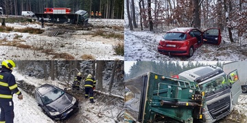 Další auta ve stromě i příkopech a také převrácený kamion, sníh dnes některé řidiče opravdu zaskočil
