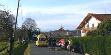 Řidič havaroval tak nešťastně, že přerazil sloup