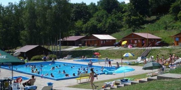 Celostátně hledaný řádil v kempu jako šílenec