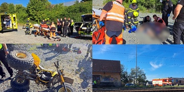 Motorkář se v kraťasech a tričku smýkal štěrkem více než deset metrů