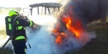 Oheň traktor bohužel zcela zničil