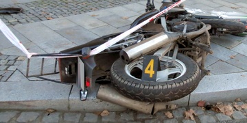 Motocyklista nedal přednost autu