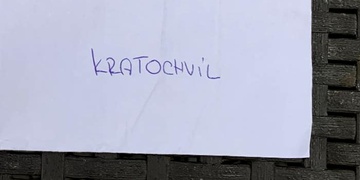 Hledá se pan Kratochvíl - majitel obálky nadité penězi