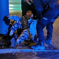 "Objal sloup a zcepeněl"