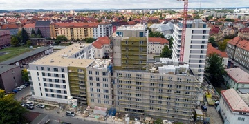 Při pádu z lešení utrpěl velmi vážná zranění