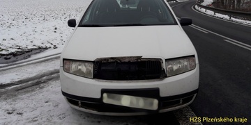 Padající led z kamionu způsobil další nehodu