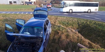Řidič autobusu nedal přednost osobnímu vozu