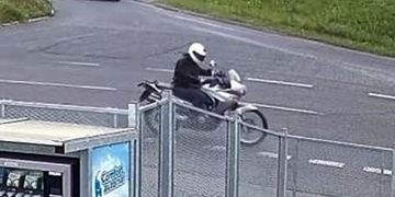 Poznáte motocyklistu na fotografii? Ujel od dopravní nehody