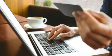 Vnučka okradla svojí babičku o celoživotní úspory