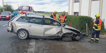 Řidič s vozidlem havaroval přímo ve vjezdu do kasina