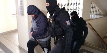 Pavla F. soud do vazby nevzal, přesto ho ale právě teď policisté převážejí do Věznice Plzeň, kde nastoupí jiný trest