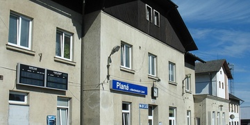 Pod vlivem alkoholu a drog zaútočil na muže přímo před policisty