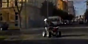 Divoká honička s narkomanem na čtyřkolce plzeňskými uličkami i chodníky