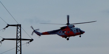 Motorkář nezvládl svůj stroj, havaroval a spadl ze srázu, musel pro něj letět vrtulník