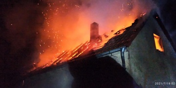 Noční požár rodinného domu