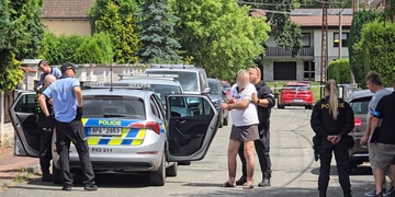 Kriminalisté zabavili desítky zbraní a jejich majitel, který vyhrožoval zabitím ženy, skončil hospitalizovaný v nemocnici