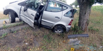 Řidička narazila do propusti a stromu