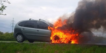 Auto za jízdy zachvátily plameny