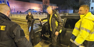 Těžce opilý řidič u Nového divadla projel tramvajovým kolejištěm - aktualizováno