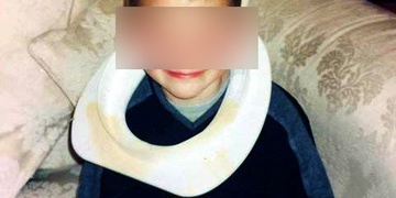 Přijeďte rychle! Malej má prkénko od WC na hlavě!