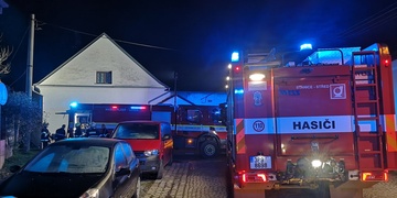 Při noční explozi byli zraněni tři muži