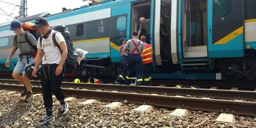 Cestující z vlaku evakuovali hasiči