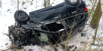 Řidička srazila chodce a pak společně spadli z vysokého srázu