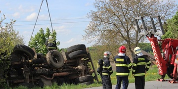 Převrácený jeřáb do Křemelné. Na místě zasahují hasiči.