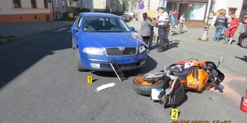 Řidič nedal přednost motorkáři a srazil ho