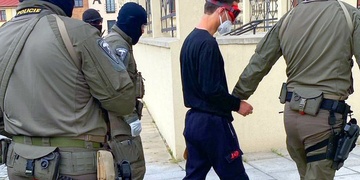 Pachatel svou oběť umlátil a pak ubodal, útočil zezadu na hrudník i krk