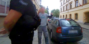 Arogantní řidič častoval strážníky urážkami