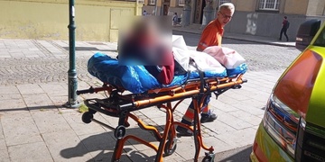 Muž zamořený hmyzem sténal na ulici a hnily mu nohy
