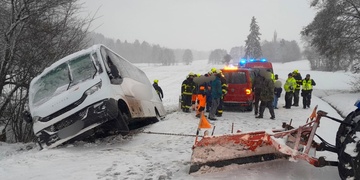 Autobus vezoucí třicet dětí havaroval