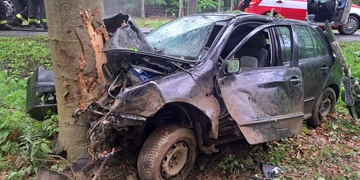 Auto, ve kterém cestovala rodina s malým dítětem, narazilo do stromu