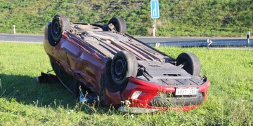 Převrácené auto i motorkář v příkopu