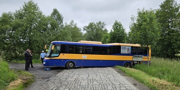 Kuriózní dopravní nehodu řeší u Nevřeně