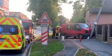 Řidič nezvládl dodávku, vyjel na chodník a přerazil sloup elektrického vedení